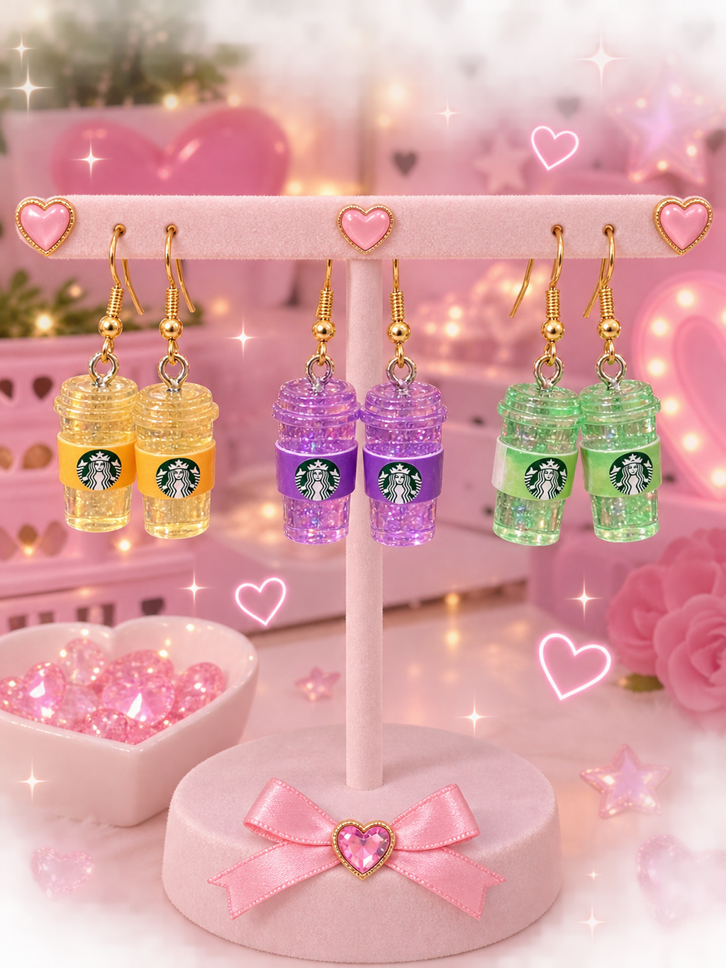 Carolinas Beautiful Jewerly hängande örhängen formade som glittriga kaffekoppar i gult, lila och grönt med guldkrokar.